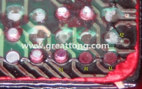 下圖是紅墨水測(cè)試后將PCB板子拿回來側(cè)一個(gè)角度拍攝的照片，就可以很清楚的看到錫球黏在PCB端，或不在PCB端。
